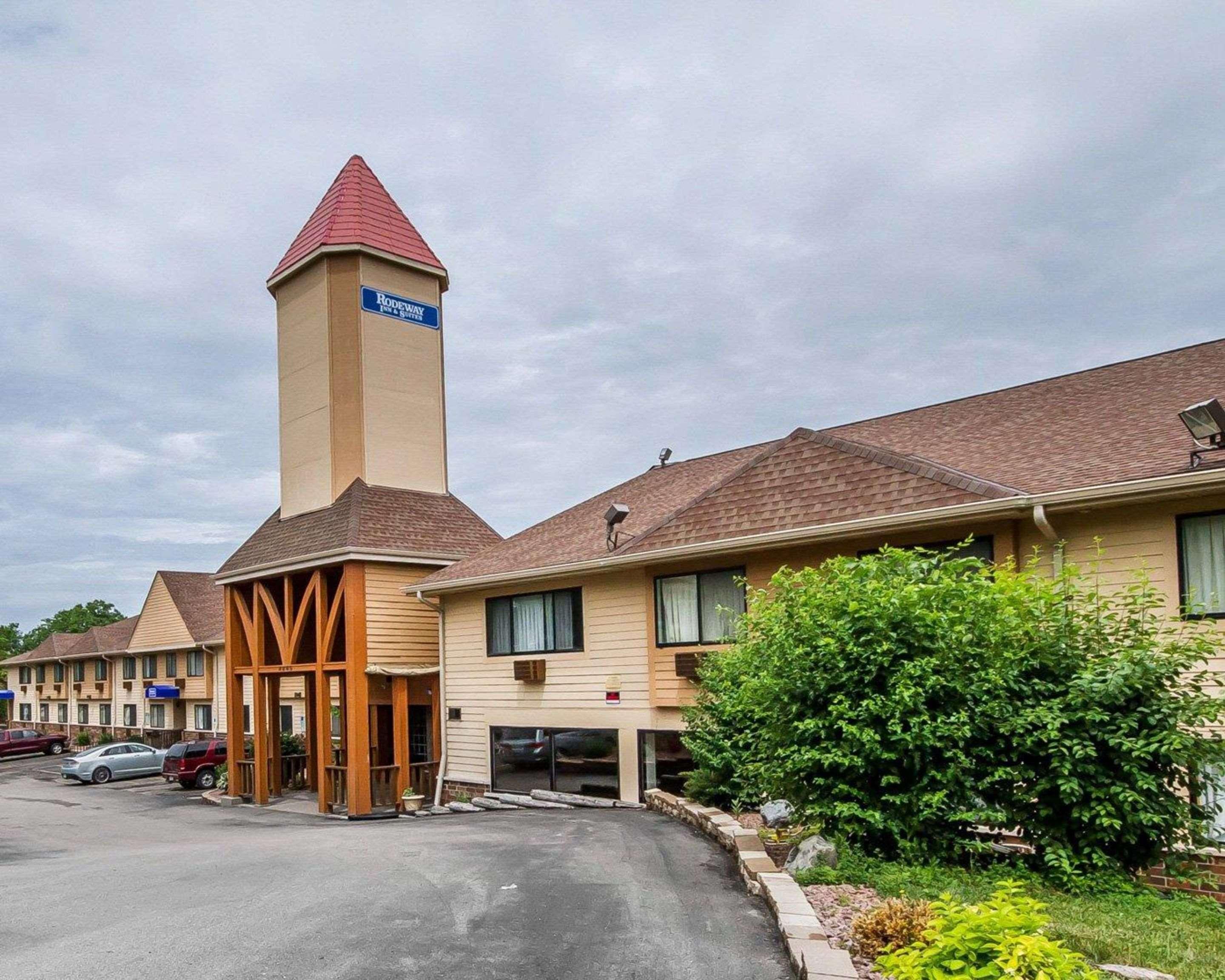 Rodeway Inn & Suites Madison East Exterior photo