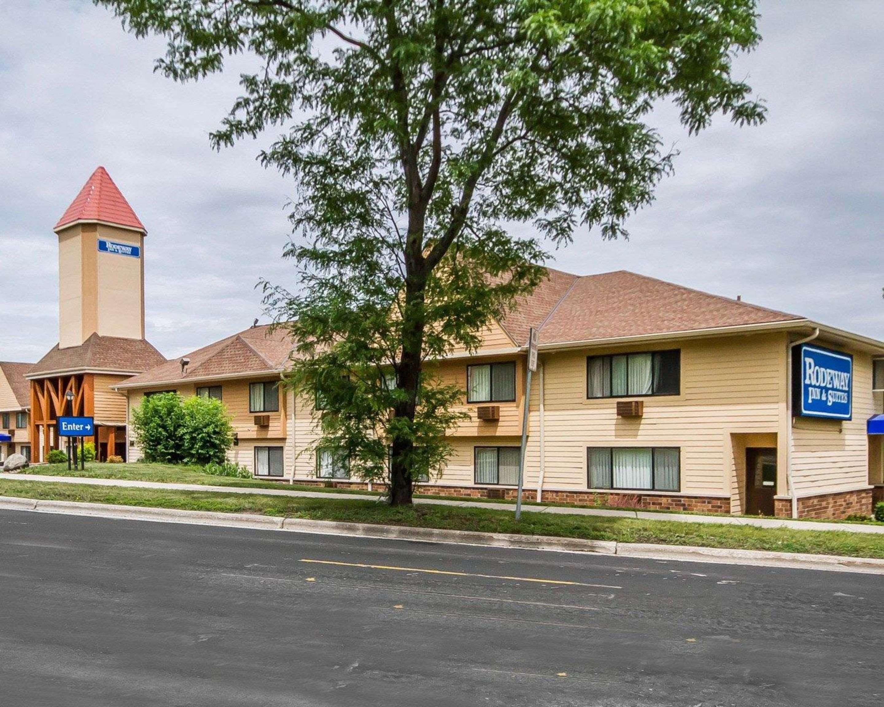 Rodeway Inn & Suites Madison East Exterior photo