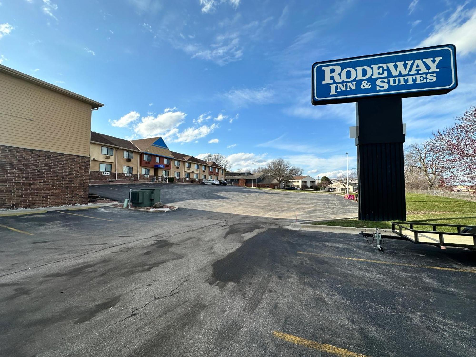 Rodeway Inn & Suites Madison East Exterior photo