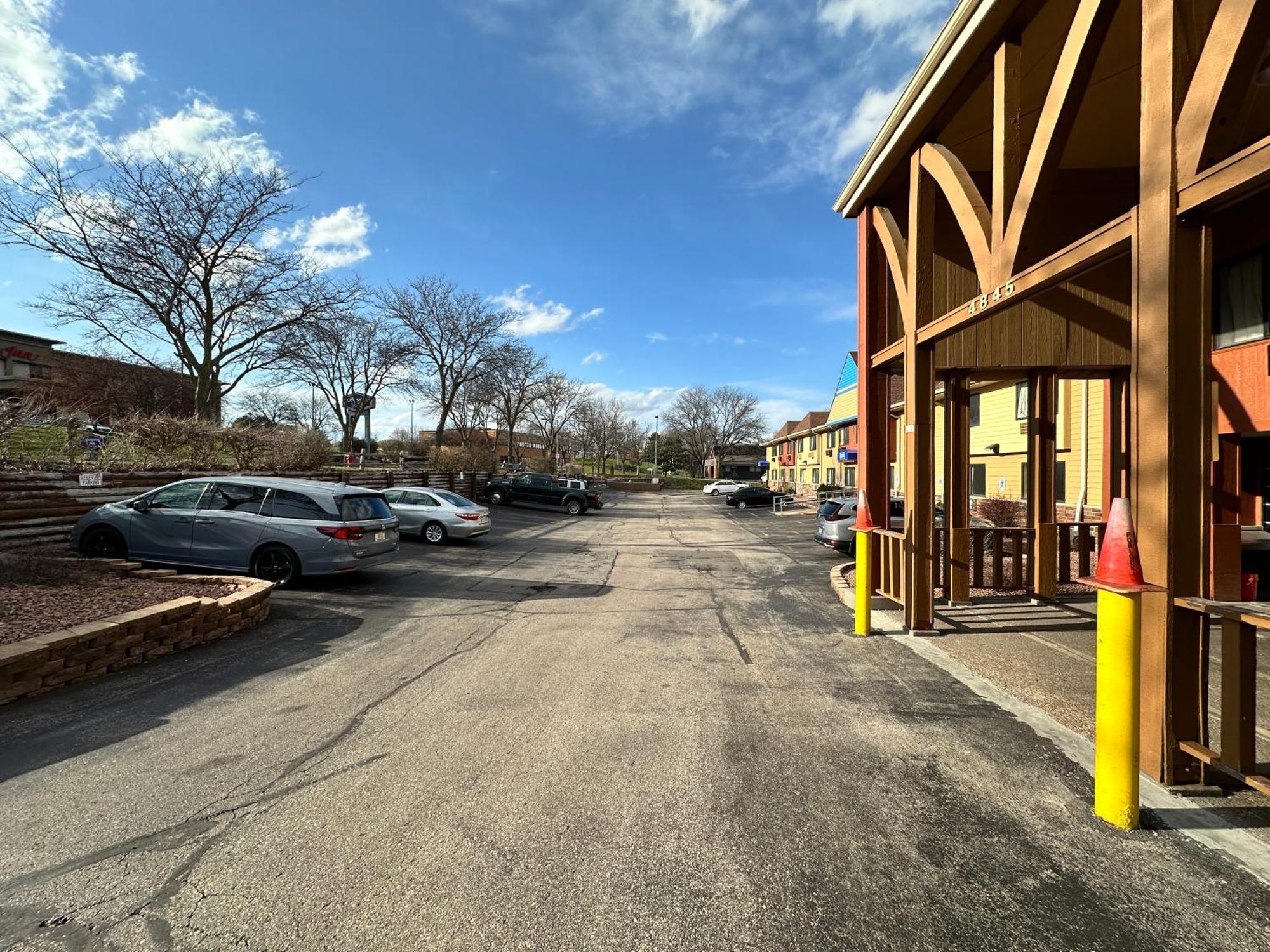 Rodeway Inn & Suites Madison East Exterior photo